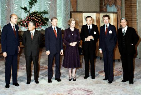 　日本で初めて開かれた1979年６月の東京サミット。首相官邸での朝食会前、各国首脳と写真撮影する大平正芳首相（左から２人目）