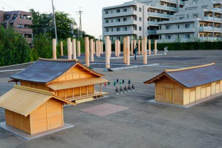 　ＪＲ府中本町駅脇の広場に復元された国司館の模型など＝東京都府中市