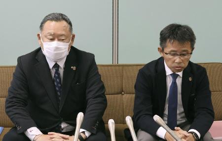 記者会見する女子サッカー２部リーグ「ディオッサ出雲ＦＣ」の運営法人の担当者ら＝２０２４年１１月６日、島根県出雲市