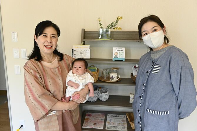 産後ケア施設を利用していた生後１カ月の乳児を抱っこする小嶋さん（左）とことり助産院のスタッフ