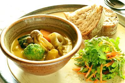 「元気がでるココナッツミルクシチュー」(左)は、元気の源「気」を補う野菜がたっぷり