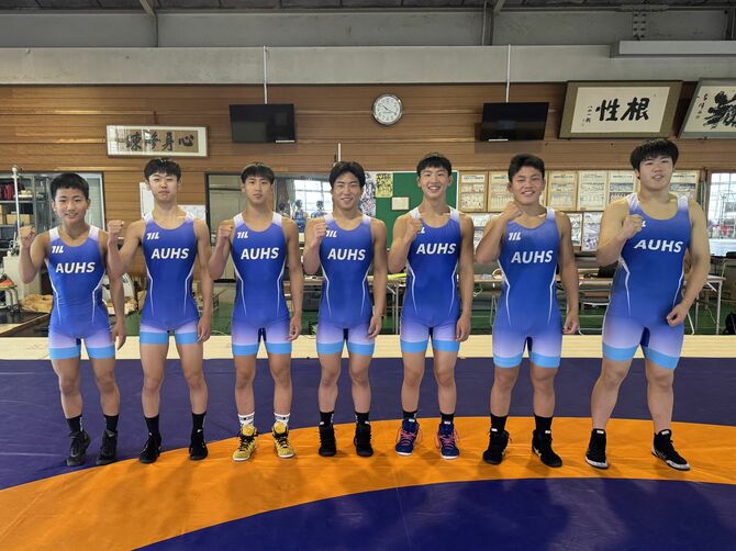 昨年の国民スポーツ大会とで優勝した阿部 天臥さん（17）、団体メンバーの松井 礼士（まつい・れいじ）さん（18）、土肥 利羽（どい・とわ）さん（16）、坂本 大星さん（17）、内海 楽（うつみ・がく）さん（16）、柳澤 志音（やなぎさわ・しおん）さん（18）、𠮷永 昊生（よしなが・こう）さん（15）＝右から