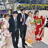 宇都宮で華やかな晴れ姿　列車を背に20歳祝う　人生の節目、決意新たに出発