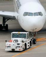 空港作業車、外国免許でも