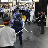 ナイフ持った不審者が駅で暴れたら…　東武日光駅で初の対応訓練　刺股やパ…