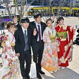 宇都宮で華やかな晴れ姿　列車を背に20歳祝う　人生の節目、決意新たに出発
