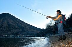 岸釣り解禁 聖地に太公望　