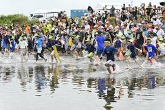 アユつかみ取り ２４００人来場