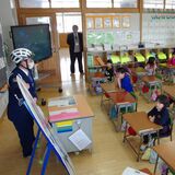 新１年生が安全な横断歩道の渡り方学ぶ　芳賀南小で交通安全教室