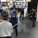 ナイフ持った不審者が駅で暴れたら…　東武日光駅で初の対応訓練　刺股やパイプ椅子で護身訓練も