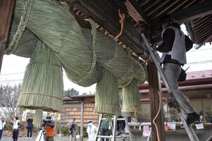 森友瀧尾神社で行われた恒例のしめ縄の掛け替え