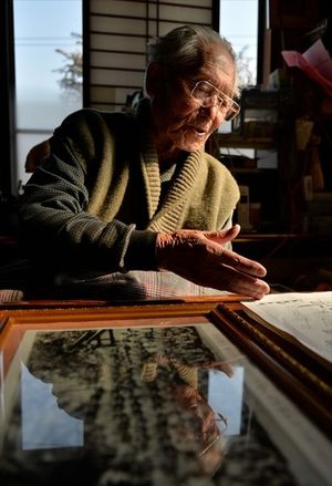 中隊の集合写真を前に、過酷なインパール作戦の体験を語る高雄市郎さん=12日、那須烏山市志鳥
