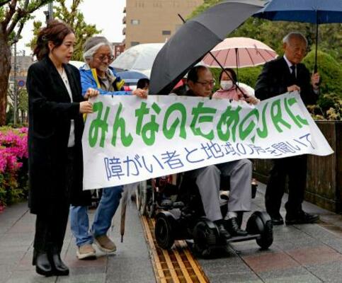 　ＪＲ駅無人化訴訟の判決で、大分地裁に向かう原告ら＝２３日午後