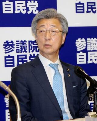 国会内で記者会見する自民党の石井準一参院幹事長=9日午後