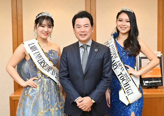 佐藤市長（中央）を表敬訪問した手塚さん（右）と小林さん