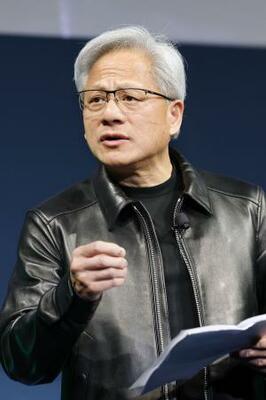 経産省主催のイベントで講演する米半導体大手エヌビディアのジェンスン・フアンCEO=16日午後、東京都内