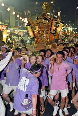 2019年の「ふるさと宮まつり」で威勢良く大通りを練り歩くみこし