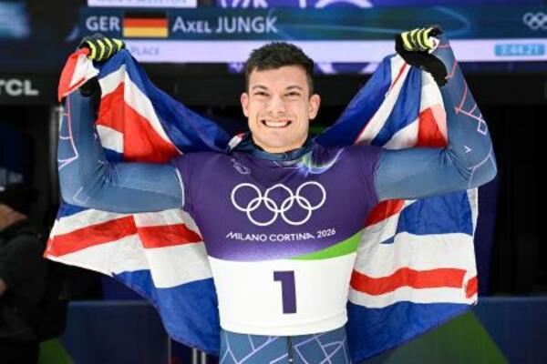 　スケルトン男子で優勝しポーズをとるマット・ウェストン＝コルティナダンペッツォ（共同）