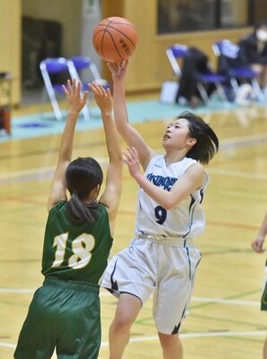 女子宇女－宇南３回戦　第１クオーター５分、宇女の大川（右から２人目）がドライブからシュートを狙う＝マルワ・アリーナとちぎ