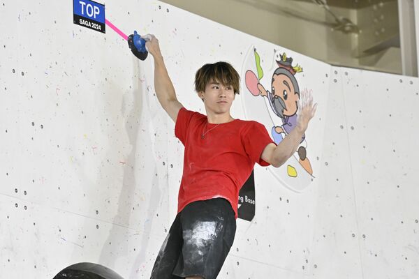 スポーツクライミング成年男子ボルダー決勝　第４課題を完登した川又（Ｂ－ｐｕｍｐ）＝佐賀県多久市の九州クライミングベースＳＡＧＡ