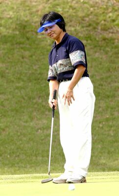 史上初の３部門優勝へ、残すはミッドクイーンズの部だけとなる秋山＝2003年10月10日、あさひケ丘ＣＣ
