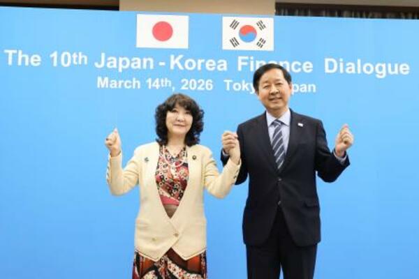 「日韓財務対話」に臨む片山財務相(左)と韓国の具潤哲副首相兼財政経済相=14日午後、東京都内(財務省提供)