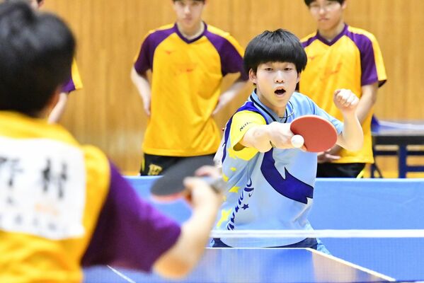 男子団体決勝　青藍泰斗の平松がバックハンドを放つ＝宇都宮市体育館、鈴木航撮影