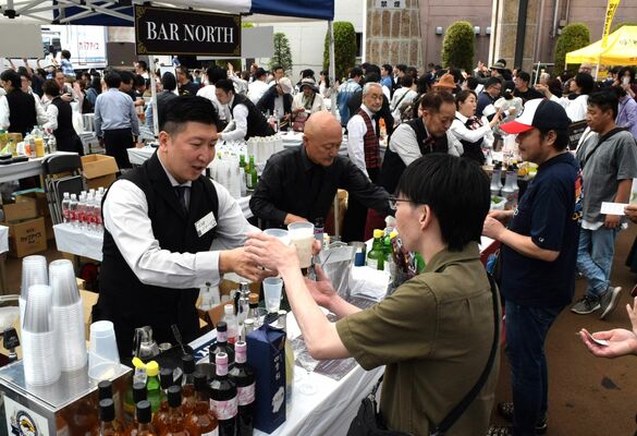 多くの来場者でにぎわった昨年の「宇都宮バーフェス」