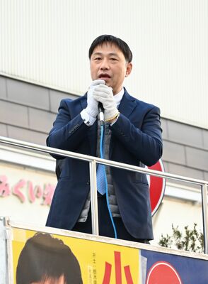 街頭で遊説する小池氏=23日午後、宇都宮市内