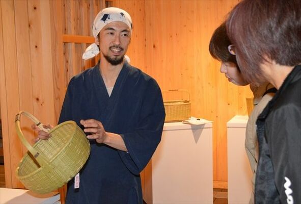 来場者に作品の特徴を説明する五月女さん