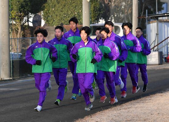 本番に向けて最終調整を行う那須拓陽＝同校グラウンド