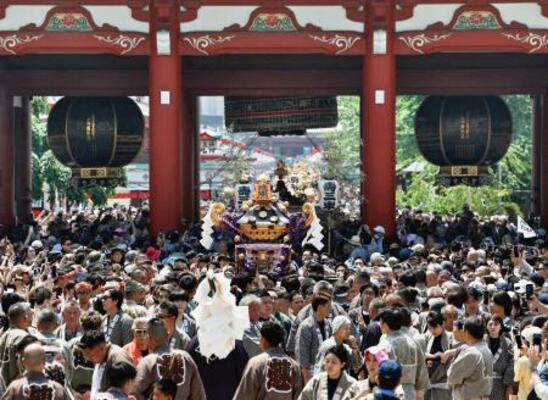 中日を迎え、大勢の人たちでにぎわう浅草神社の三社祭=16日午前、東京都台東区