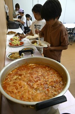 ＪＡ宇都宮南部支所で開催された子ども食堂の出張企画＝６月30日午後、宇都宮市砂田町