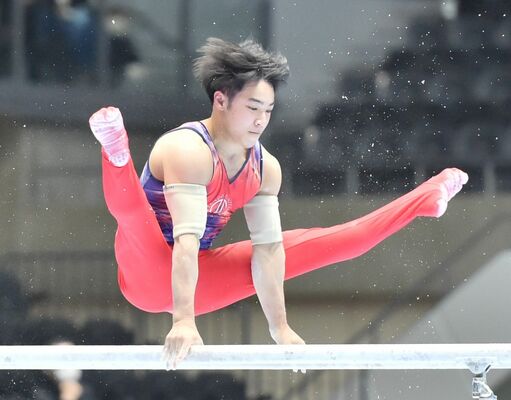 高得点をマークした谷田（順大）の平行棒の演技＝高崎アリーナ