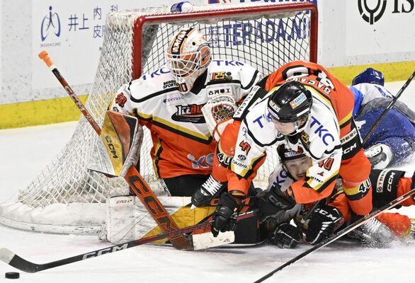 第２ピリオド、キルプレーでＧＫ大塚（左）を中心に体を張ってゴールを死守するバックスの選手たち＝日光霧降アイスアリーナ、鈴木久崇撮影