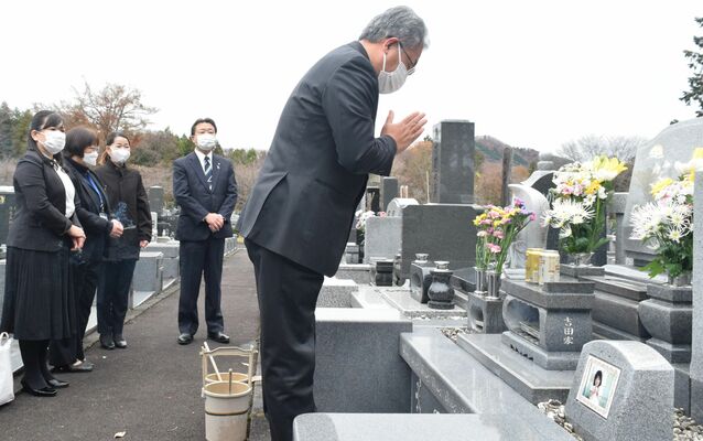 有希ちゃんの墓前で冥福を祈る学校関係者ら＝１日午前９時５分、日光市猪倉