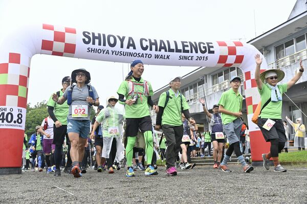 元気良く玉生小を出発する参加者
