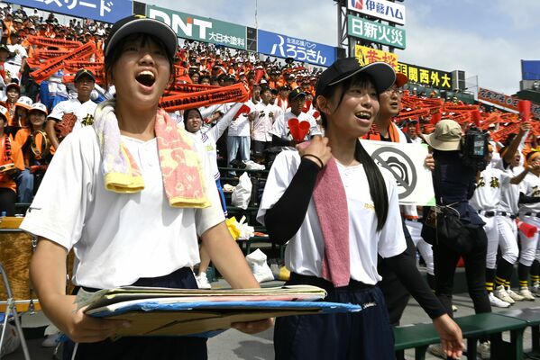 スタンドで応援するマネジャーの高橋さん（右）と佐々木さん＝１６日午後、甲子園球場