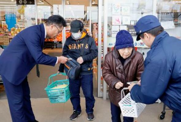 買い物客に情報提供を呼びかける富山県警捜査1課の奥村真一課長(左端)ら=10日午後、高岡市