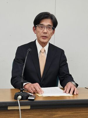 記者会見で出馬を表明する神林氏＝14日午後、県庁