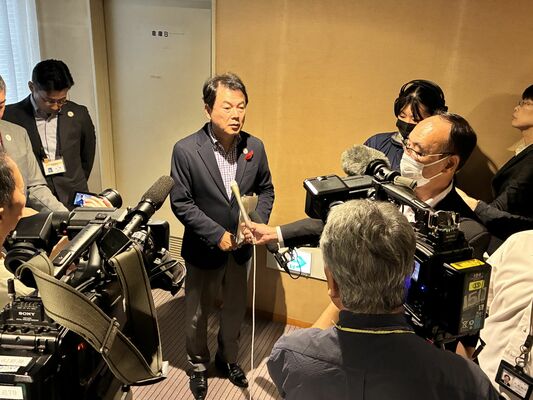 市議会議員協議会後、報道陣の取材に応じる佐藤市長(中央)。「宇都宮が目指すまちづくりにLRTが必要」と強調した=20日午前、宇都宮市役所議会棟