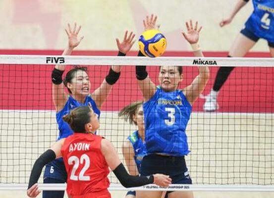 　トルコとの準決勝でブロックする島村（３）ら＝バンコク（ＡＰ＝共同）