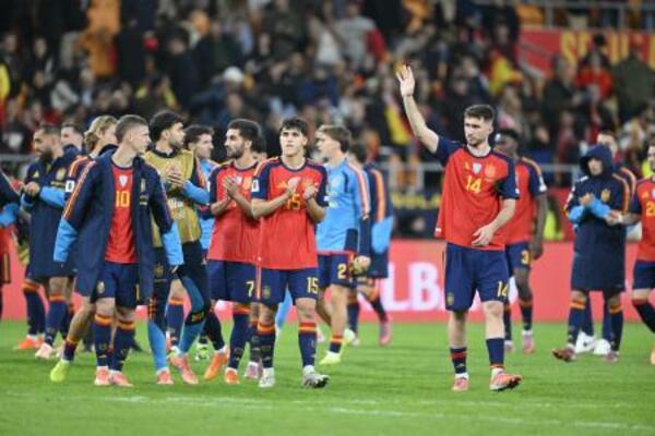　サポーターの声援に応えるスペインの選手たち＝１８日、セビリア（アナドル提供・ゲッティ＝共同）