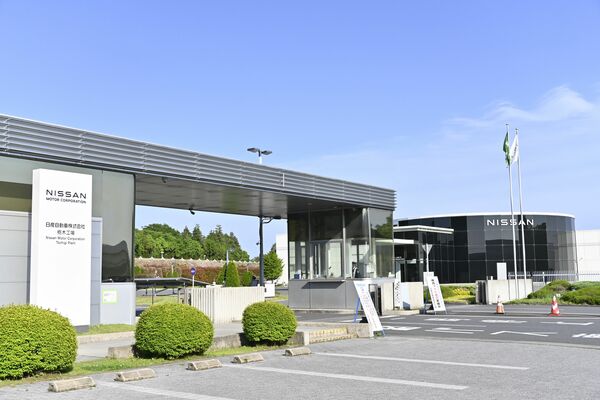 国内外７工場の閉鎖と２万人のリストラを発表した日産自動車の栃木工場正門＝13日午後、上三川町上蒲生