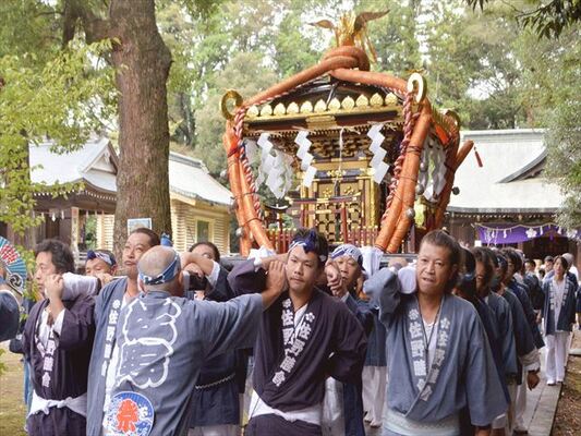 朝日森天満宮を出発するみこしと担ぎ手たち