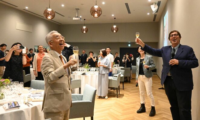 ディナーイベントで乾杯のあいさつをするアレッシオ氏（右端）＝１日夕方、宇都宮市