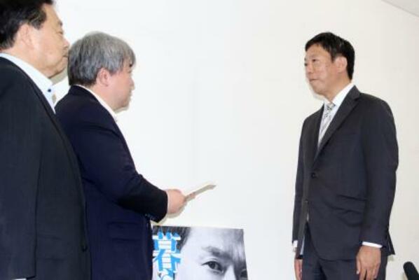神谷裕衆院議員(左から2人目)に中道改革連合の離党届を提出した荒井優元衆院議員(右)=13日午前、札幌市