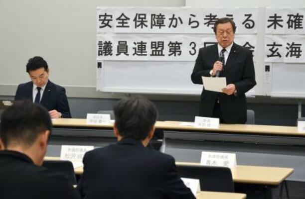 「安全保障から考える未確認異常現象解明議員連盟」の総会で、あいさつする浜田靖一会長(右端)=16日午前、国会