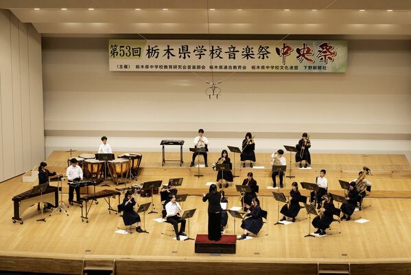 大賞に輝いた茂木中の生徒たち=28日午後、宇都宮市文化会館