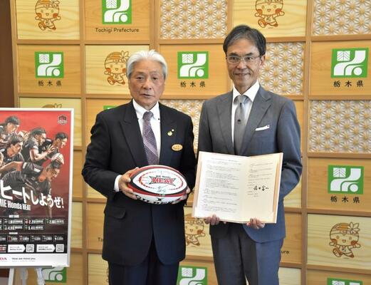 協定書を取り交わした福田知事（左）と
小澤常務＝２１日午後、県庁